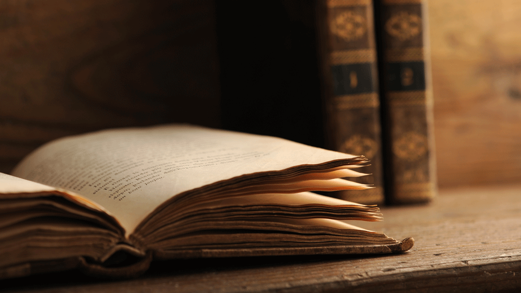 Pages d'un manuscrit littéraire ancien montrant ratures et corrections d'auteur