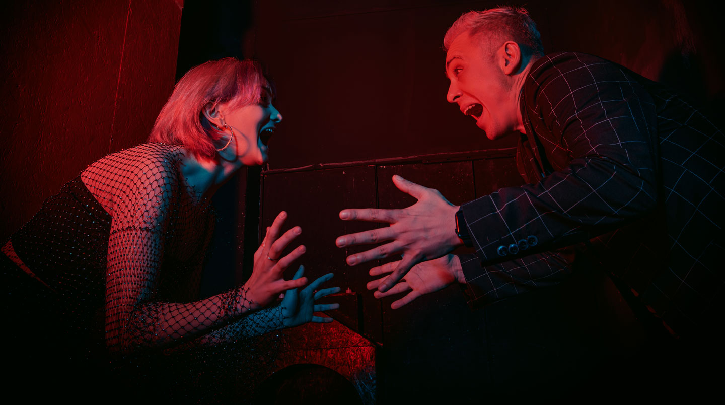 Gros plan sur des mains manipulant un cadenas ancien en bois avec un mécanisme complexe, lumière naturelle latérale, arrière-plan flouté